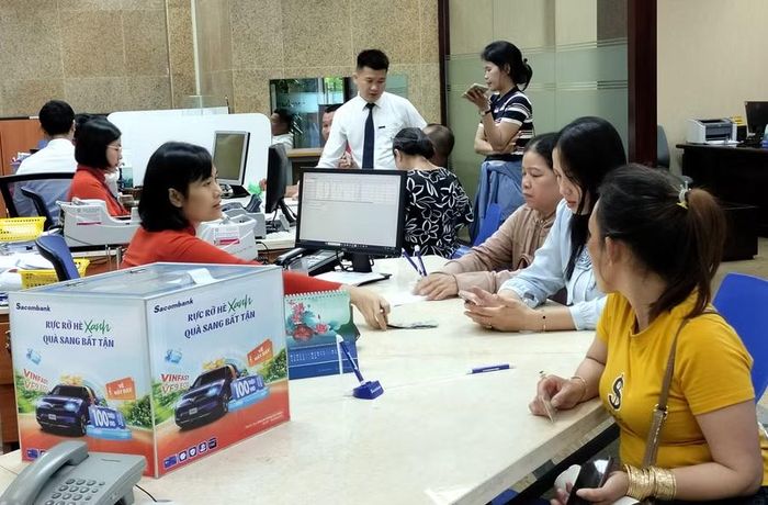  Nhiều khách hàng tìm hiểu gói tín dụng 20.000 tỷ đồng tại Sacombank Bình Định. Ảnh: T.S 