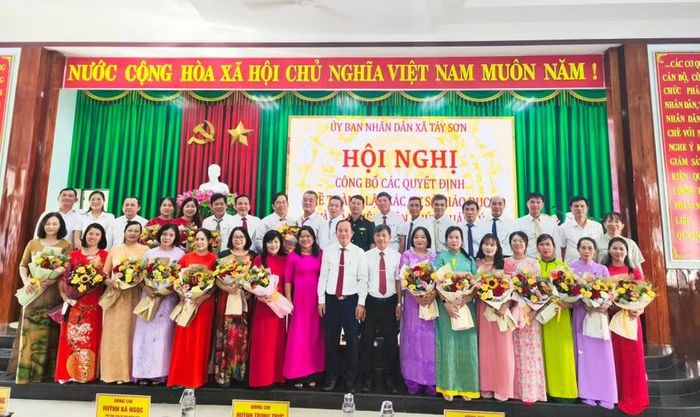  Xã Tây Sơn công bố quyết định bổ nhiệm viên chức quản lý tại các trường học trên địa bàn. Ảnh: Đinh Ngọc 