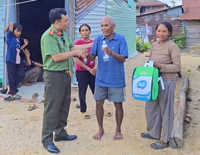 Việc cán bộ người Kinh về làng nói chuyện bằng tiếng Jrai giúp lắng nghe nhiều tâm tư, nguyện vọng của bà con. Ảnh: H'Wĩ