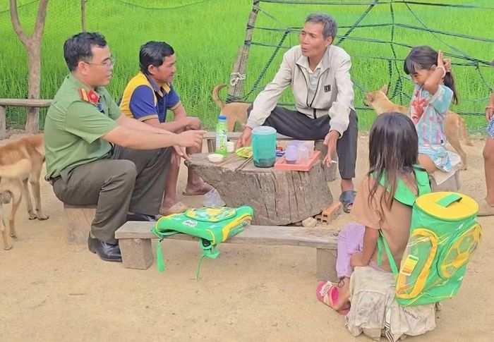 Công an xã Phú Thiện quán triệt cán bộ, chiến sĩ tăng cường gần dân, sát dân hơn. Ảnh: H'Wĩ