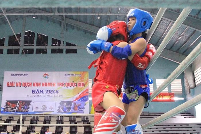  Bộ môn Kun Khmer thường giao tranh cự ly gần, ôm ghì và ra đòn triệt hạ bằng chỏ. Ảnh: Hoàng Hoài 