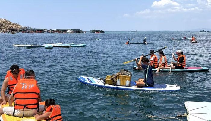  Các thành viên của Tổ cộng đồng bảo vệ nguồn lợi thủy sản Nhơn Hải tiến hành thu gom rác sau khi được vớt lên từ biển. Ảnh: Quang Thái 