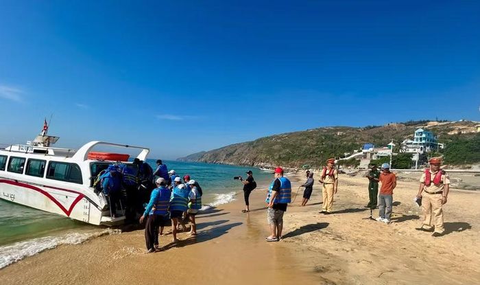 Các tổ công tác Công an tỉnh thường xuyên kiểm soát tại khu vực bến, bãi, kiểm tra, nhắc nhở người dân và du khách chấp hành quy định mặc áo phao trước khi lên ca nô tham quan biển, đảo. Ảnh: K.A