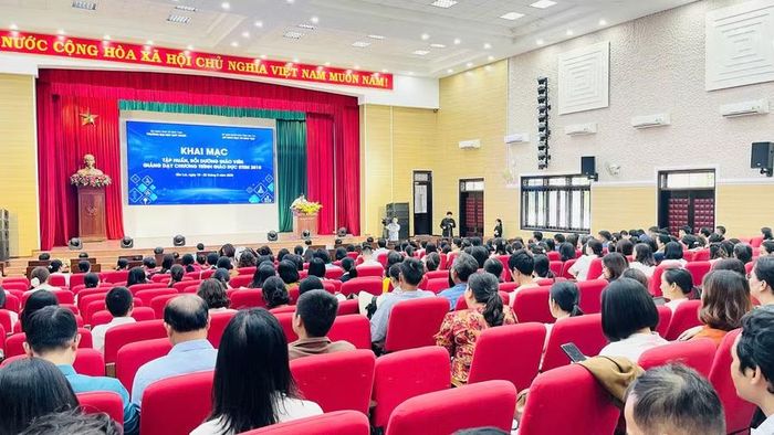 Quang cảnh khai mạc chương trình. Ảnh: Trần Dung