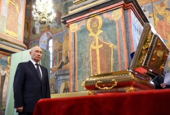 Tổng thống Nga Vladimir Putin thăm thánh đường ở Moscow hôm 20-8. Ảnh: Reuters