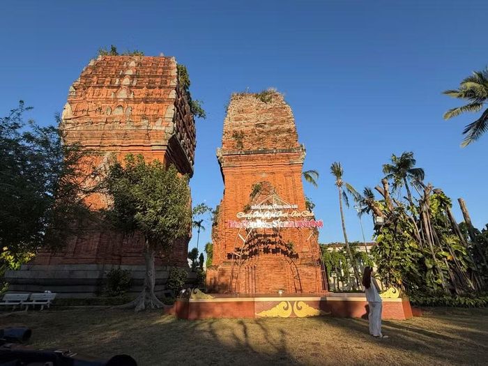 Tháp Đôi là công trình kiến trúc Chăm nằm ngay trên đường Trần Hưng Đạo, phường Quy Nhơn. Ảnh: Phương Vi