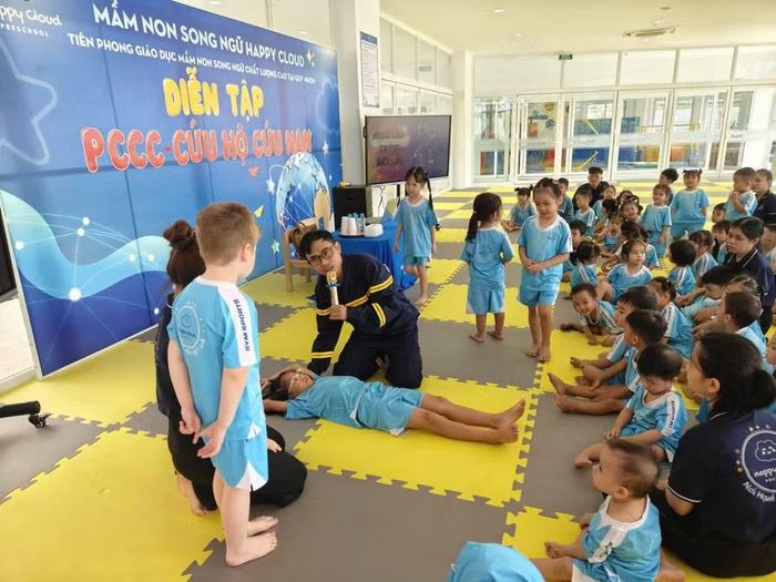 Hướng dẫn một số kỹ năng sơ cấp cứu trong tình huống xảy ra cháy nổ. Ảnh: ĐVCC