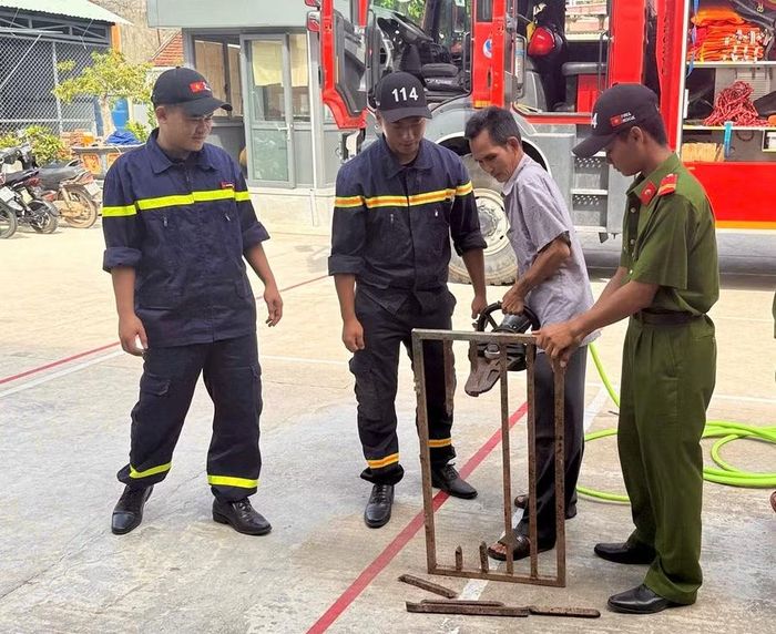 Hướng dẫn sử dụng thiết bị banh cắt thủy lực trong tình huống xảy ra cháy nổ. Ảnh: ĐVCC