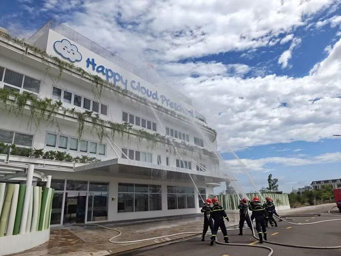 Các lực lượng thực tập chữa cháy tại Trường Mầm non Hạnh Phúc. Ảnh: ĐVCC