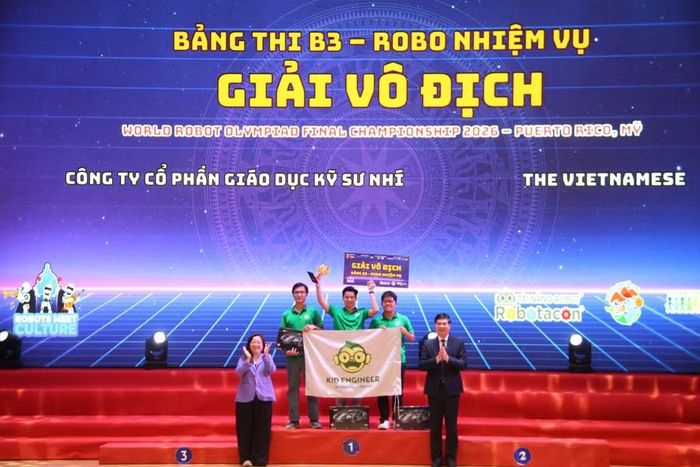  Phó Chủ tịch UBND tỉnh Lâm Hải Giang (bên phải) trao cúp vô địch cho đội vô địch bảng thi B3-robo nhiệm vụ. Ảnh: T.L 