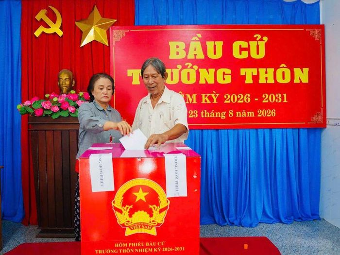 Cử tri thôn Quảng Hội 1 bỏ phiếu bầu cử trưởng thôn.