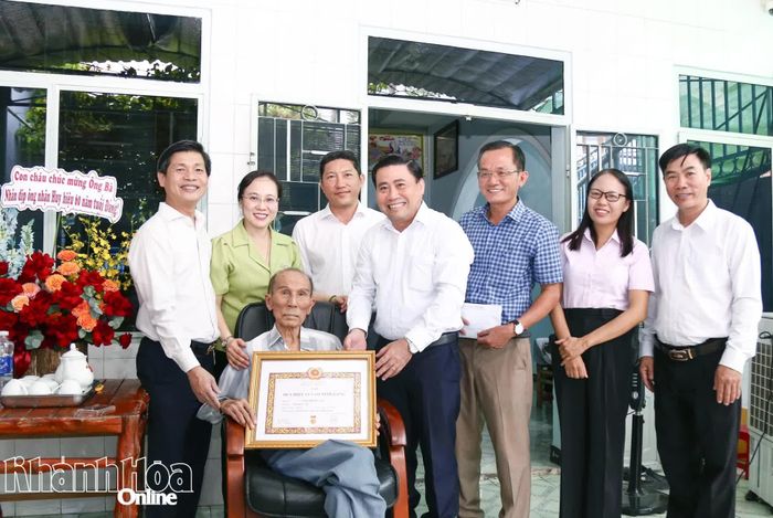 Đồng chí Lâm Đông trao Huy hiệu 60 năm tuổi Đảng cho đảng viên Nguyễn Bá Lục.