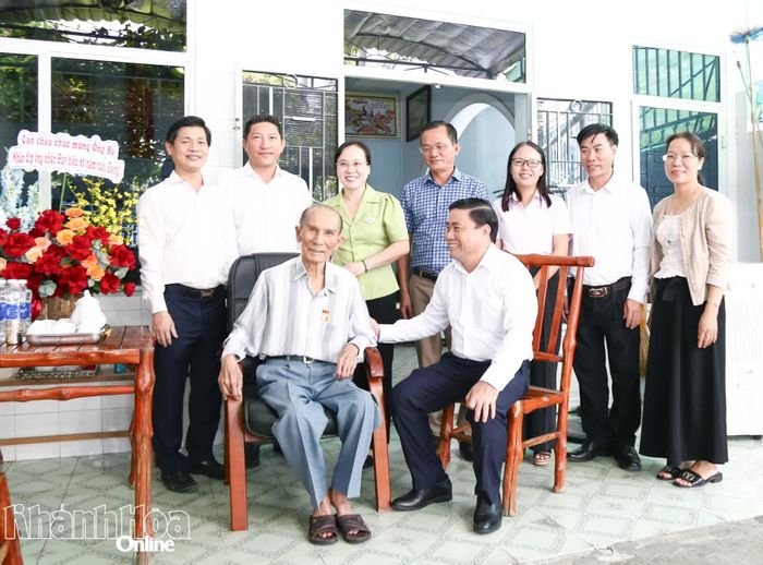 Đồng chí Lâm Đông thăm hỏi sức khỏe đảng viên Nguyễn Bá Lục.