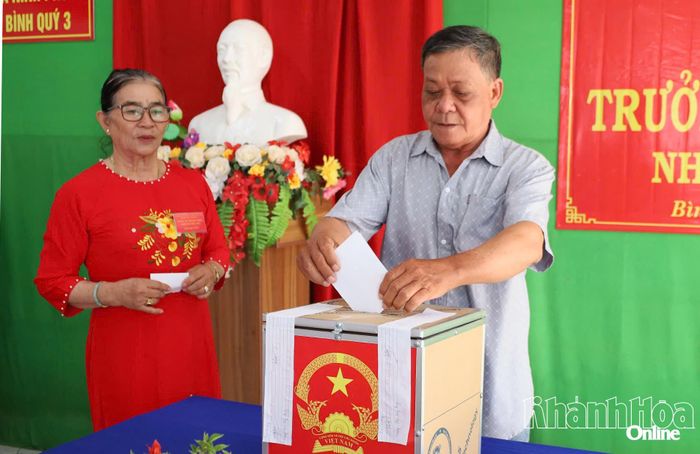 Cử tri thôn Bình Quý 3 tham gia bỏ phiếu.