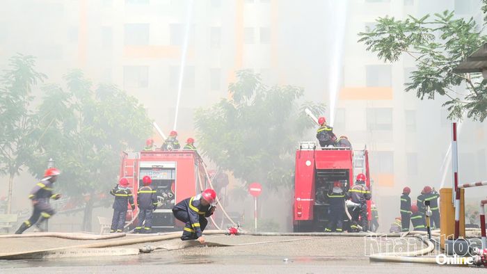 Nhiều xe chữa cháy, xe thang tiếp cận hiện trường.