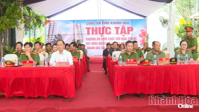 Đại tá Lê Quang Đồng cùng các đại biểu tham dự buổi thực tập.