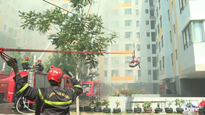 Lực lượng chữa cháy chuyên nghiệp sử dụng cầu dây nghiêng giải cứu nạn nhân từ tầng cao chung cư.