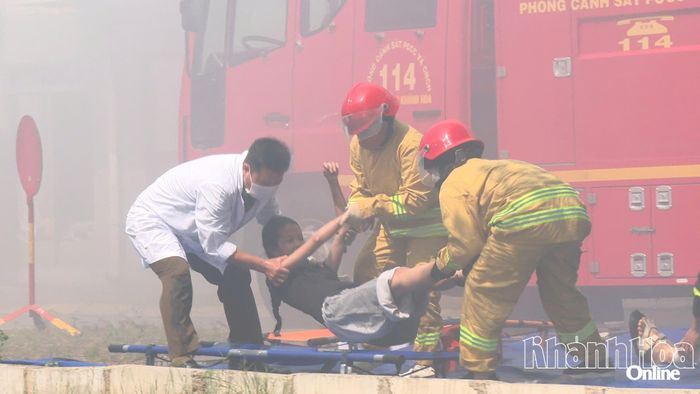 Lực lượng phòng cháy chữa cháy cơ sở khẩn trương di chuyển người bị nạn đến nơi an toàn.
