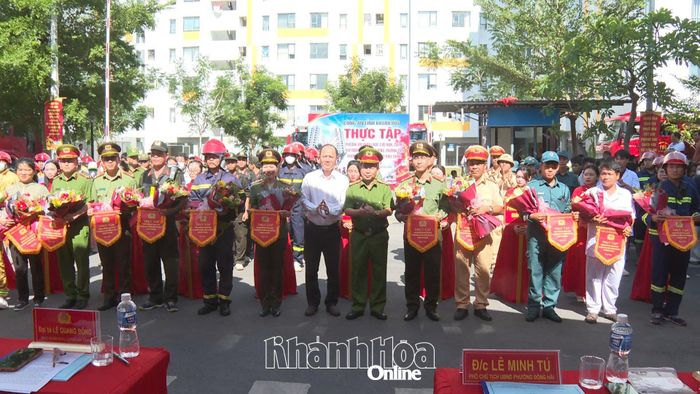 Ban Chỉ huy tặng cờ lưu niệm cho các lực lượng tham gia buổi thực tập.