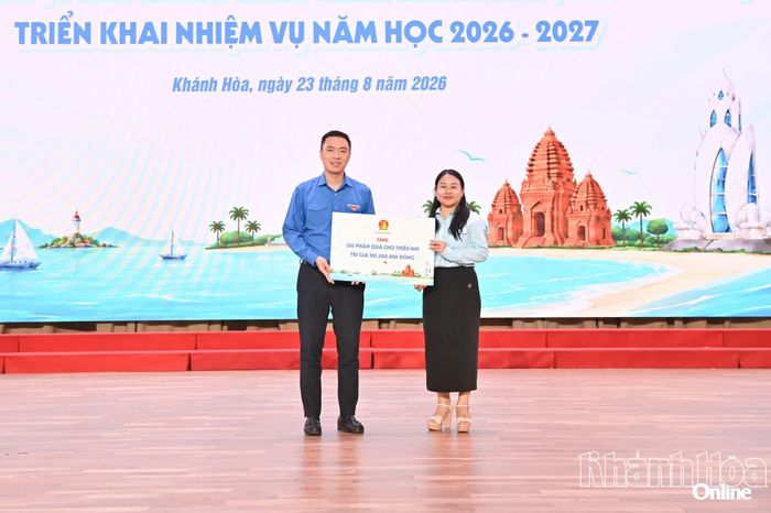 Hội đồng Đội Trung ương trao bảng tượng trưng 350 phần quà cho Hội đồng Đội tỉnh Khánh Hòa để hỗ trợ thiếu nhi có hoàn cảnh khó khăn.