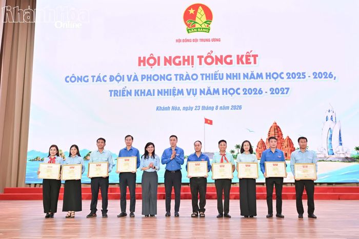 Các đại biểu trao bằng khen của Hội đồng Đội Trung ương cho các tập thể.