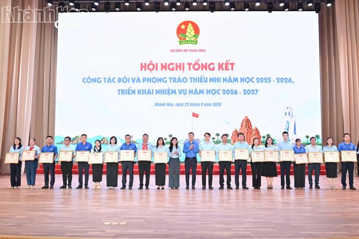 Trao bằng khen của Trung ương Đoàn cho các tập thể.