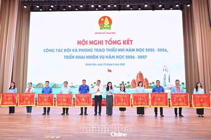 Các đồng chí: Nguyễn Thanh Hà, Hồ Hồng Nguyên trao cờ thi đua cho Hội đồng Đội các tỉnh, thành phố dẫn đầu công tác thi đua năm học 2025 - 2026.
