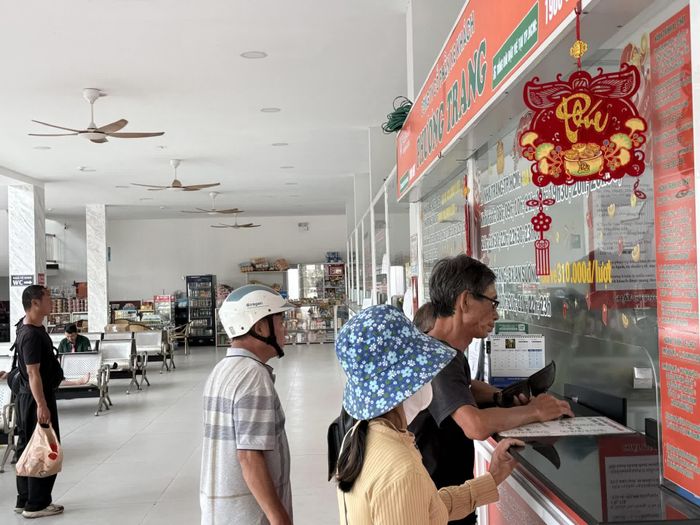 Hành khách mua vé tại Bến xe liên tỉnh phía nam.