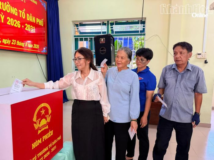 Cử tri Tổ dân phố Cận Sơn 1 phường Tây Nha Trang đi bỏ phiếu bầu tổ trưởng tổ dân phố.