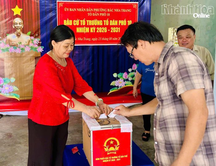 Cử tri Tổ dân phố 10 phường Bắc Nha Trang bỏ phiếu bầu tổ trưởng tổ dân phố.