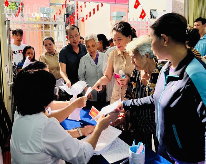 Cư tri phường Bắc Nha Trang đến nhận phiếu bầu tổ trưởng tổ dân phố.