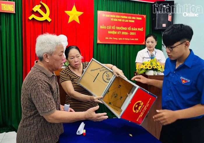 Cư tri Tổ dân phố Cù Lao Thượng, phường Bắc Nha Trang kiểm tra hòm phiếu trước khi tiến hành công tác bầu cử.