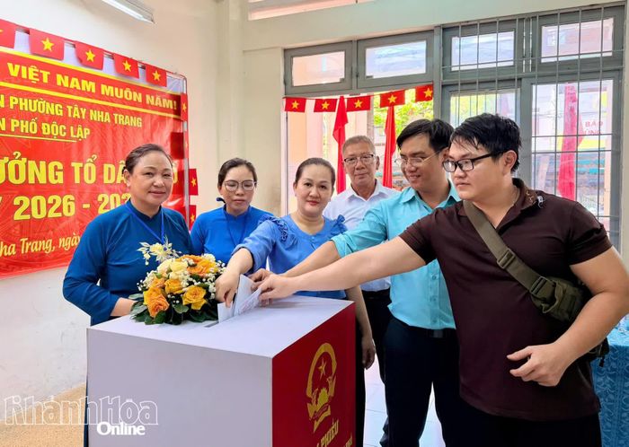 Cử tri Tổ dân phố Độc Lập, phường Tây Nha Trang bỏ phiếu bầu tổ trưởng tổ dân phố.