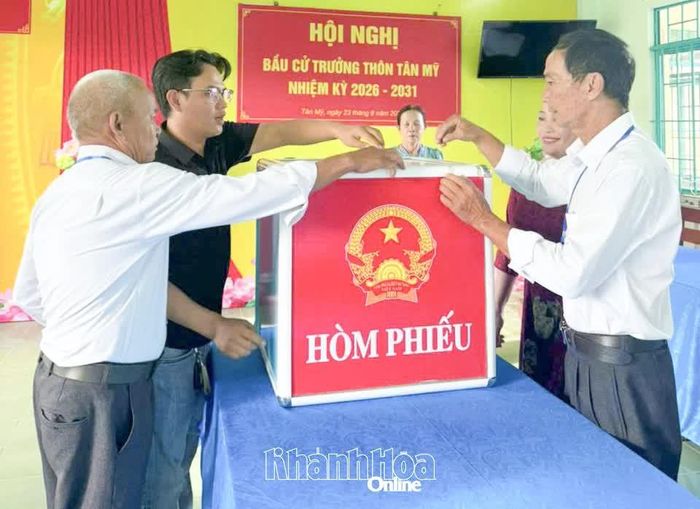 Thành viên Tổ bầu cử thôn Tân Mỹ kiểm tra hòm phiếu trước khi tiến hành bỏ phiếu bầu trưởng thôn nhiệm kỳ 2026 - 2031.