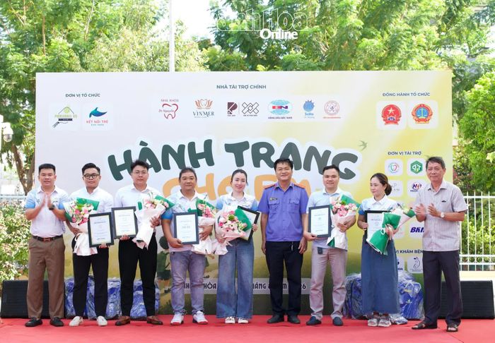 Ban Tổ chức tặng hoa và thư cảm ơn các đơn vị, nhà tài trợ đồng hành cùng chương trình.