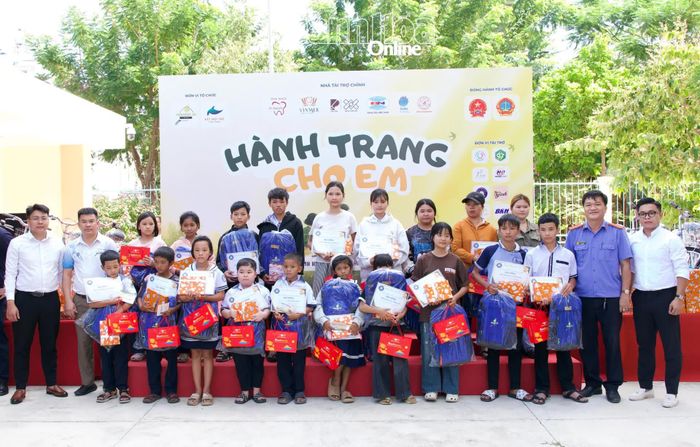 Ban Tổ chức trao nhiều quà tặng cho các em thiếu nhi có hoàn cảnh khó khăn tại chương trình. 