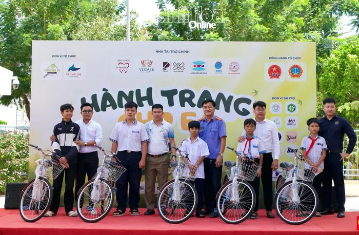 Ban Tổ chức trao xe đạp cho các em thiếu nhi có hoàn cảnh khó khăn tại chương trình “Hành trang cho em 2026”.