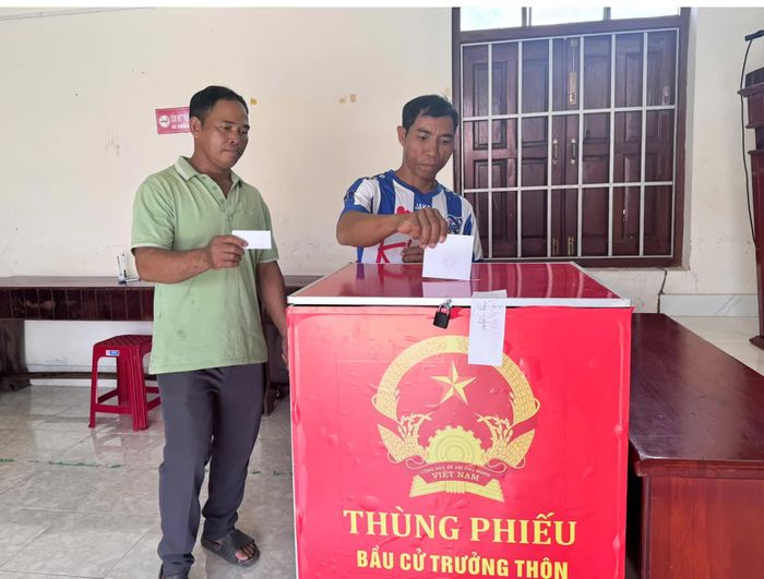Cử tri xã Khánh Vĩnh tiến hành bỏ phiếu. Ảnh: PHÙNG QUỲNH.
