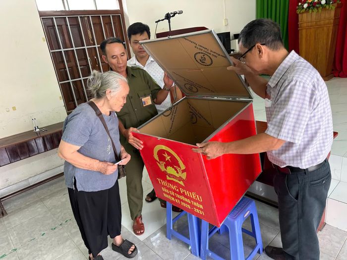 Tổ bầu cử Thôn 1, xã Khánh Vĩnh cùng đại diện cử tri kiểm tra hòm phiếu. Ảnh: PHÙNG QUỲNH.