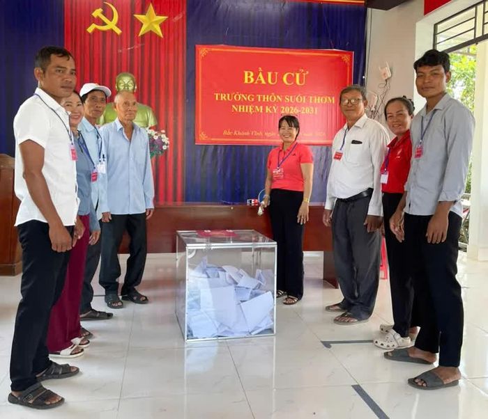 Tổ bầu cử tại thôn Suối Thơm, xã Bắc Khánh Vĩnh tiến hành kiểm phiếu bầu trưởng thôn nhiệm kỳ 2026 - 2031.