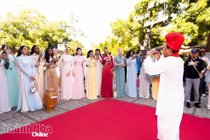 Các thí sinh Miss World 2026 chăm chú ghi hình nghệ nhân người Chăm trình diễn kèn saranai.