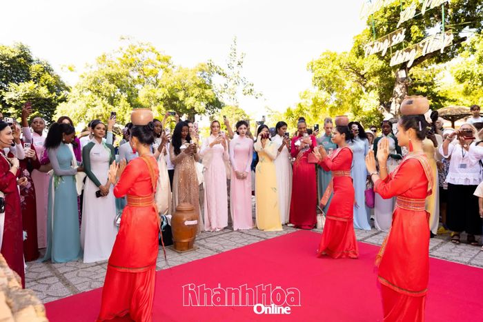 Nhiều thí sinh dùng máy ảnh, điện thoại ghi lại màn biểu diễn của đội múa truyền thống dân tộc Chăm tại Di tích quốc gia đặc biệt Tháp Bà Pô Nagar.