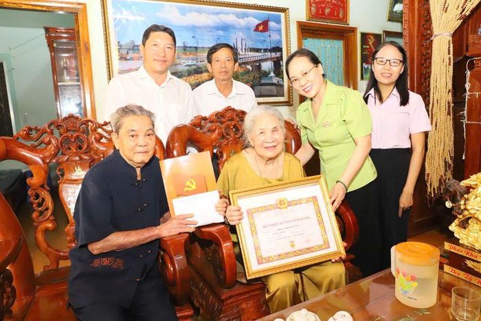 Lãnh đạo Đảng ủy phường Phan Rang trao Huy hiệu 65 năm tuổi Đảng cho đảng viên Phạm Thị Kim Toàn.