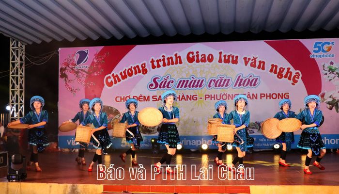 Tiết mục văn nghệ của đội văn nghệ dân tộc Mông biểu diễn tại chương trình giao lưu văn nghệ.