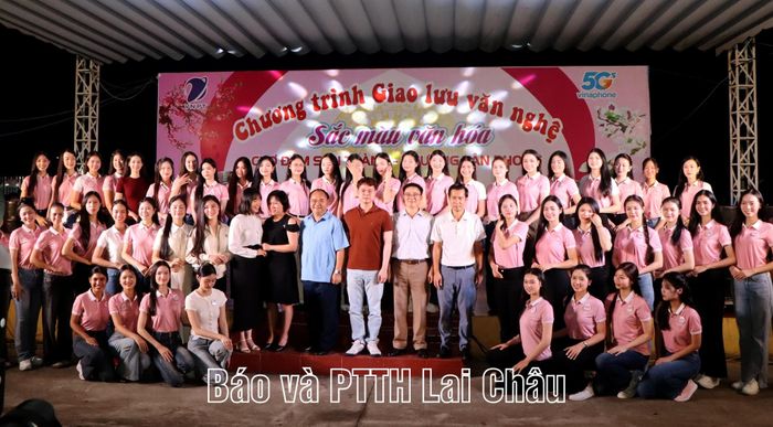 Các thí sinh tham gia cuộc thi hoa hậu Việt Nam năm 2026 chụp ảnh giao lưu cùng đại biểu tham dự chương trình giao lưu văn nghệ tại chợ đêm San Thàng.