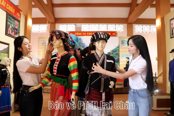 Các thí sinh tham gia Hoa hậu Việt nam năm 2026 tìm hiểu về trang phục của đồng bào các dân tộc tỉnh Lai Châu.