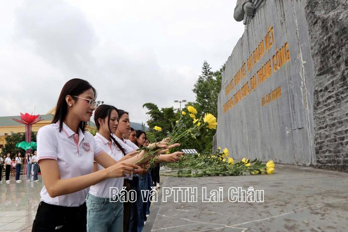 Các thí sinh tham gia Hoa hậu Việt Nam năm 2026 dâng hoa tại Tượng đài Bác Hồ với đồng bào các dân tộc tỉnh Lai Châu.