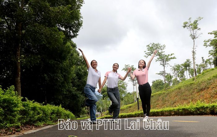 Các thí sinh hòa mình vào không gian xanh mát tại Khu Lâm viên tỉnh Lai Châu.