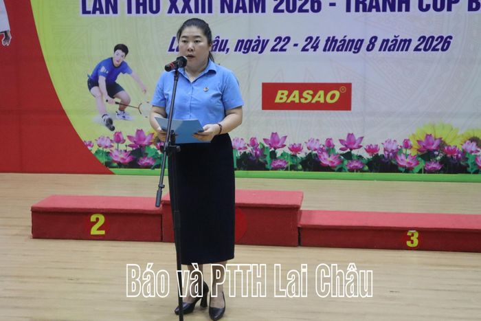 Đồng chí Lò Thị Hằng - Phó Chủ tịch Liên đoàn Lao động tỉnh phát biểu bế mạc giải.