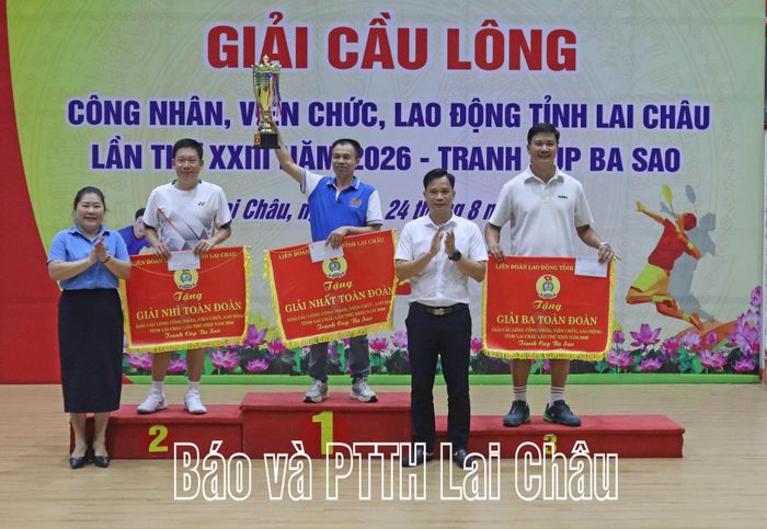 Ban Tổ chức trao giải nhất, nhì, ba toàn đoàn cho các đội đạt thành tích cao tại giải cầu lông.